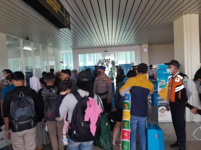 
					Polres Kep. Seribu Gelar Pengawasan Ketat Prokes Di Dermaga Kali Adem Kepada Penumpang Dengan Melakukan Scan Peduli Lindungi