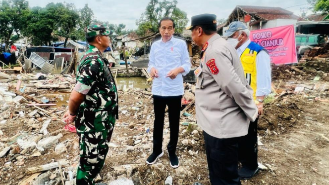 
					Ket foto: Presiden Joko Widodo menyampaikan arahan langsung kepada Pangdam III/Siliwangi, Mayjen TNI Kunto Arief Wibowo, dan Kapolda Jawa Barat, Irjen Pol. Suntana, di Posko Gempa Cianjur Desa Cibulakan, Kecamatan Cugenang, Kabupaten Cianjur, Provinsi Jawa Barat, Kamis, 8 Desember 2022. Foto: BPMI Setpres/Laily Rachev.