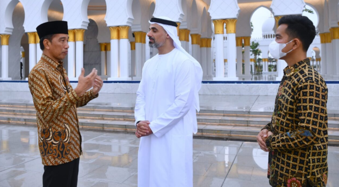 
					Ket foto: Presiden Joko Widodo berbincang dengan Khalid bin Mohamed bin Zayed Al Nahyan di Masjid Raya Sheikh Zayed, Kota Surakarta, pada Minggu, 11 Desember 2022. Foto: BPMI Setpres.