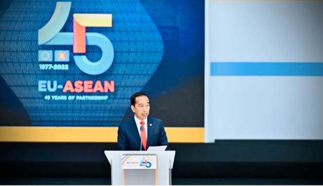 
					Ket foto: Presiden Joko Widodo menyampaikan dua hal penting dalam pidatonya pada sesi pleno KTT Peringatan 45 Tahun ASEAN-Uni Eropa (UE) di Gedung Europa, Brussels, 14 Desember 2022. Foto: BPMI Setpres/Laily Rachev.