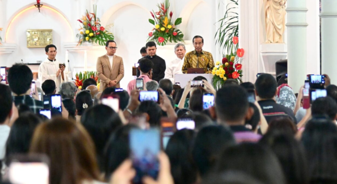 
					Ket foto: Presiden Joko Widodo mengunjungi sejumlah gereja yang ada di Kota Bogor, pada Minggu, 25 Desember 2022. Foto: BPMI Setpres.
