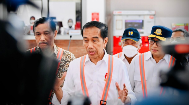 
					Ket foto: Presiden Joko Widodo menyampaikan keterangannya kepada awak media usai meresmikan Stasiun Manggarai, Jakarta, Senin, 26 Desember 2022. Foto: BPMI Setpres.
