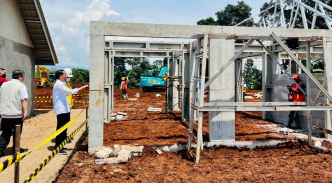 
					Ket foto: Presiden Joko Widodo meninjau langsung progres pembangunan rumah tahan gempa di Desa Sirnagalih, Kecamatan Cilaku, Kabupaten Cianjur, pada Senin, 5 Desember 2022. Foto: BPMI Setpres/Laily Rachev.