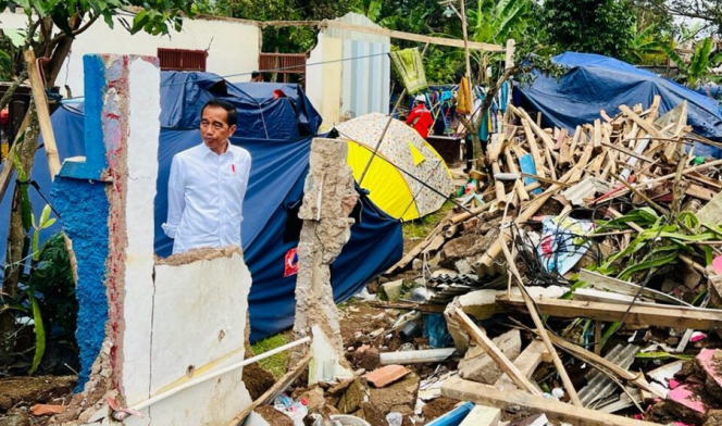 
					Ket foto: Presiden Joko Widodo meninjau Sekolah Dasar Negeri (SDN) Sukamaju 1 di Desa Benjot, Kecamatan Cugenang, pada Kamis, 8 Desember 2022. Foto: BPMI Setpres/Laily Rachev.