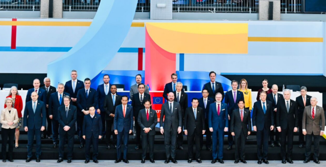 
					Ket foto: Presiden Joko Widodo berfoto bersama pemimpin ASEAN dan Uni Eropa sebelum mengikuti acara pembukaan KTT Peringatan 45 Tahun ASEAN-Uni Eropa di Justus Lipsius Atrium, Brussels, 14 Desember 2022. Foto: BPMI Setpres/Laily Rachev.