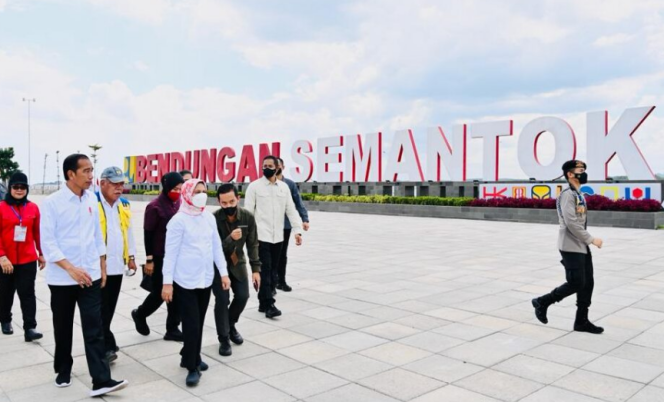 
					Ket foto: Presiden Jokowi didampingi Ibu Iriana meresmikan Bendungan Semantok yang berada di Kabupaten Nganjuk, Provinsi Jawa Timur, Selasa, 20 Desember 2022. Foto: BPMI Setpres/Laily Rachev.