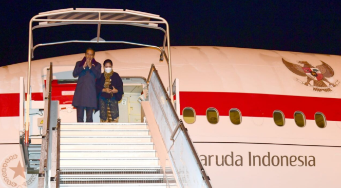 
					Ket foto: Usai menghadiri rangkaian acara KTT Peringatan 45 Tahun ASEAN-Uni Eropa, Presiden Joko Widodo dan Ibu Iriana beserta delegasi langsung menuju Bandara Abelag, Brussels untuk bertolak ke Tanah Air, Rabu malam, 14 Desember 2022. Foto: BPMI Setpres.
