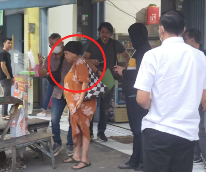 
					Ket foto: Tim Tabur Kejaksaan saat penangkapan Tersangka dr. Hj. ST Saenab NB, M.Kes.
