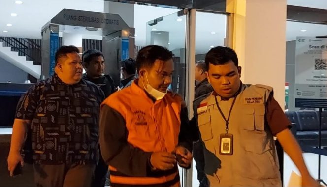 
					Ket foto: Tim Tangkap Buronan (Tabur) Kejaksaan Tinggi (Kejati) Sumatera Utara (Sumut) saat mengamankan Terpidana Bernard Jonly Siagian, ST.