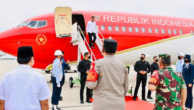 
					Ket foto: Presiden Joko Widodo tiba di Bandar Udara Internasional Sultan Syarif Kasim II, Kota Pekanbaru, Provinsi Riau sekitar pukul 11.00 WIB pada Rabu, 4 Januari 2023. Foto: BPMI Setpres/Laily Rachev.