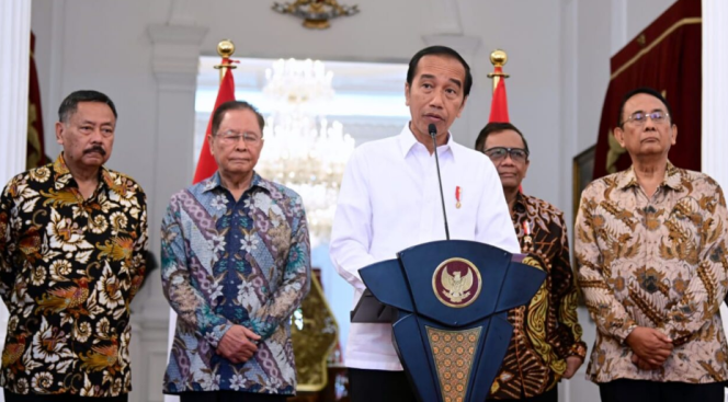 
					Ket foto: Presiden Joko Widodo menerima laporan dari Tim Penyelesaian Non Yudisial Pelanggaran Hak Asasi Manusia yang Berat (PPHAM) di Istana Merdeka, Jakarta, pada Rabu, 11 Januari 2023. Foto: BPMI Setpres/Muchlis Jr.