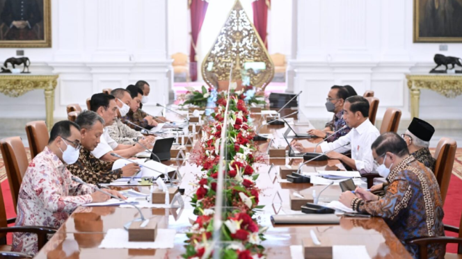 
					Ket foto: Presiden Joko Widodo memimpin rapat terbatas di Istana Merdeka, Jakarta, pada Jumat, 13 Januari 2022. Foto: BPMI Setpres/Muchlis Jr.