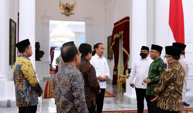 
					Ket foto: Presiden Joko Widodo menerima Ketua Umum Pengurus Besar Nahdlatul Ulama (PBNU), Yahya Cholil Staquf, di Istana Merdeka, Jakarta, pada Senin, 2 Januari 2023. Foto: BPMI Setpres/Muchlis Jr.