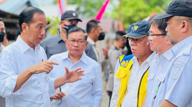 
					Ket foto: Presiden Joko Widodo meninjau Kawasan Wisata Bunaken, Kota Manado, Provinsi Sulawesi Utara, pada Jumat, 20 Januari 2023. Foto: BPMI Setpres/Laily Rachev.