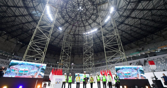 
					Ket foto: Presiden Joko Widodo melakukan topping off Indoor Multifunction Stadium (IMS) Gelora Bung Karno, Jakarta, pada hari Jumat, 13 Januari 2023. Foto: BPMI Setpres/Muchlis Jr.