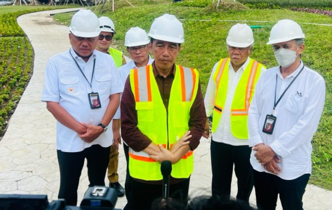 
					Ket foto: Presiden Joko Widodo menyampaikan keterangan kepada awak media usai meninjau kawasan Likupang di Kabupaten Minahasa Utara, Provinsi Sulawesi Utara, Kamis, 19 Januari 2023. Foto: BPMI Setpres.