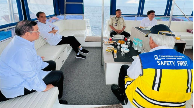 
					Ket foto: Presiden Joko Widodo menaiki Kapal Motor Ultimate Victory dalam perjalanannya menuju Kawasan Wisata Bunaken, Provinsi Sulawesi Utara, pada Jumat, 20 Januari 2023. Foto: BPMI Setpres/Laily Rachev.