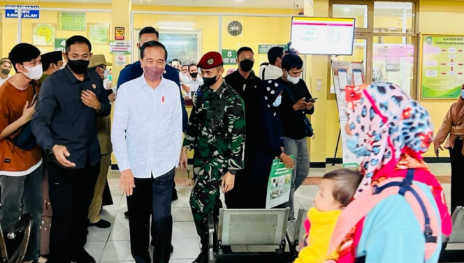 
					Ket foto: Presiden Joko Widodo meninjau aktivitas pelayanan BPJS Kesehatan di Rumah Sakit Umum Daerah (RSUD) Arifin Achmad, Kota Pekanbaru, Provinsi Riau, pada Rabu, 4 Januari 2023. Foto: BPMI Setpres/Laily Rachev.