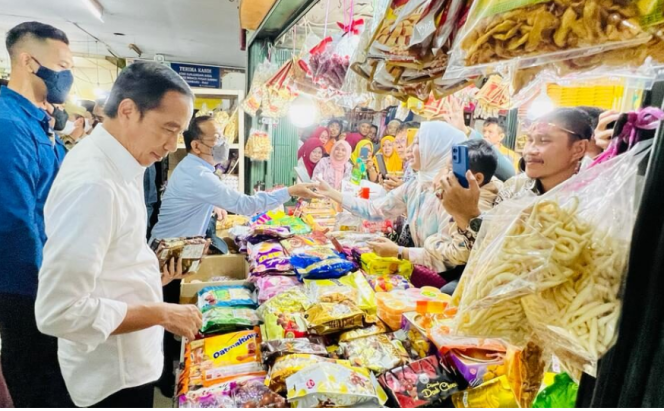 
					Ket foto: Presiden Joko Widodo meninjau aktivitas perdagangan di Pasar Bawah, Kota Pekanbaru, pada Rabu, 4 Januari 2023. Foto: BPMI Setpres/Laily Rachev.