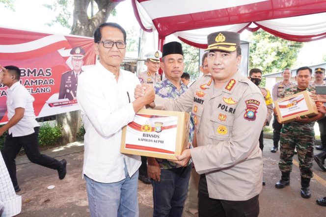 
					Pererat Silahturahmi Kapolda Kepri Gelar Jumat Curhat Bersama Masyarakat