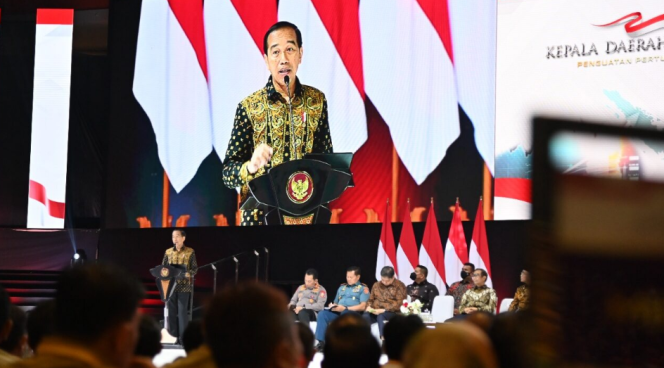 
					Ket foto: Presiden Joko Widodo menyampaikan arahannya pada Rapat Koordinasi Nasional (Rakornas) Kepala Daerah dan Forum Komunikasi Pimpinan Daerah (Forkopimda) Se-Indonesia di Sentul International Convention Centre (SICC), Kabupaten Bogor, Provinsi Jawa Barat, Selasa, 17 Januari 2023. Foto: BPMI Setpres/Laily Rachev.