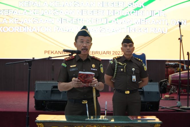 
					Kajati Pimpin Langsung Pelantikan Pejabat Eselon III Di Wilayah Kejati Riau