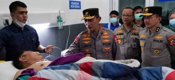 
					Ket foto: Kapolri Jenderal Listyo Sigit Prabowo menjenguk Kapolda Jambi Irjen Rusdi Hartono dan rombongannya .