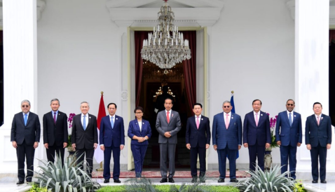
					Ket foto: Presiden Joko Widodo menerima kunjungan kehormatan para Menteri Luar Negeri (Menlu) ASEAN dan Sekretaris Jenderal (Sekjen) ASEAN, Kao Kim Hourn, di Istana Merdeka, Jakarta, pada Jumat, 3 Februari 2023. Foto: BPMI Setpres/Lukas.