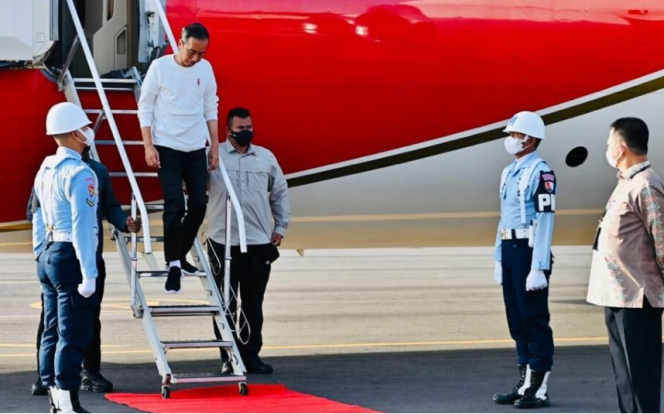 
					Ket foto: Presiden Joko Widodo tiba di Bandara Malikussaleh, Kabupaten Aceh Utara, Provinsi Aceh, pada Jumat, 10 Februari 2023. Foto: BPMI Setpres/Laily Rachev.