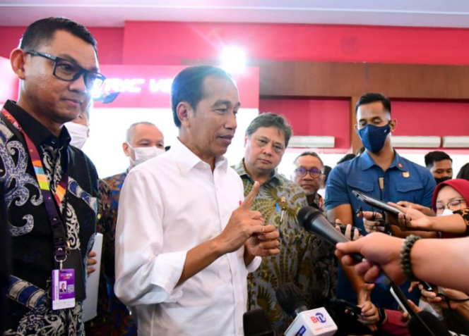 
					Ket foto: Presiden Joko Widodo memberikan keterangannya kepada awak media usai membuka pameran otomotif Indonesia International Motor Show (IIMS) 2023 di JIExpo Kemayoran, Jakarta, pada Kamis, 16 Februari 2023. Foto: BPMI Setpres/Muchlis Jr.
