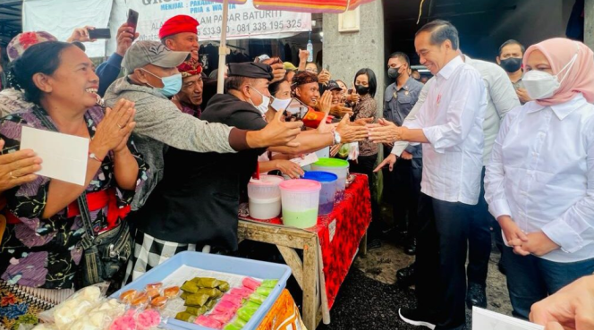 
					Ket foto: Presiden Joko Widodo meninjau Pasar Baturiti di Kabupaten Tabanan, Provinsi Bali, pada Kamis, 2 Februari 2023. Foto: BPMI Setpres.