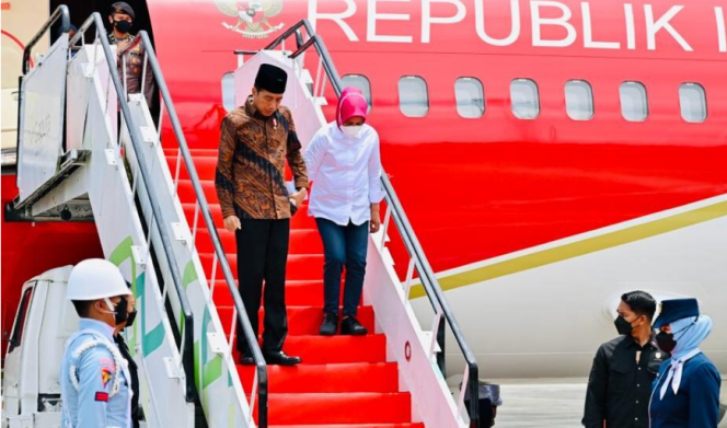 
					Ket foto: Presiden Joko Widodo didampingi Ibu Iriana Joko Widodo tiba di Bandara Internasional Sultan Aji Muhammad Sulaiman Sepinggan, Kota Balikpapan, Provinsi Kalimantan Timur, pada Rabu, 22 Februari 2023, sekira pukul 12.48 WITA. Foto: BPMI Setpres/Laily Rachev.