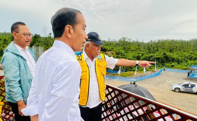
					Ket foto: Presiden Joko Widodo meninjau Kawasan 1B, Ibu Kota Nusantara, Kabupaten Penajam Paser Utara, pada Jumat, 24 Februari 2023. Foto: BPMI Setpres/Laily Rachev.