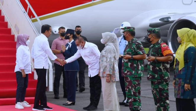 
					Ket foto: Presiden Joko Widodo dan Ibu Iriana Joko Widodo tiba di Pangkalan TNI AU Soewondo, Kota Medan, Provinsi Sumatra Utara, pada Rabu, 8 Februari 2023 sekira pukul 17.50 WIB. Foto: BPMI Setpres.