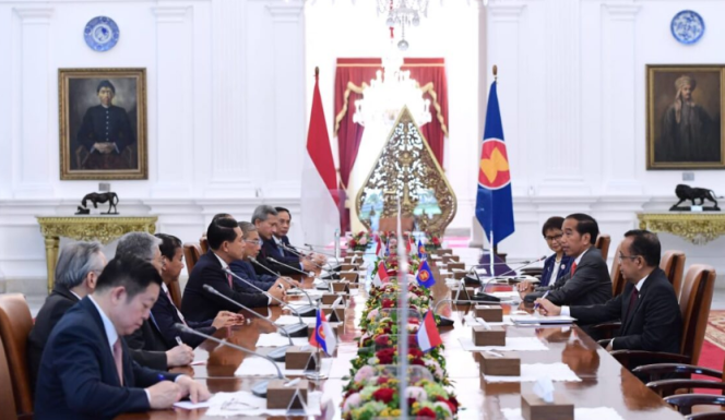 
					Ket foto: Presiden Joko Widodo menerima kunjungan kehormatan para Menteri Luar Negeri (Menlu) ASEAN dan Sekretaris Jenderal (Sekjen) ASEAN di Istana Merdeka, Jakarta, Jumat, 3 Februari 2023. Foto: BPMI Setpres/Lukas.