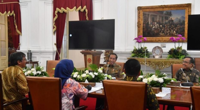 
					Ket foto: Presiden Joko Widodo menerima kedatangan anggota Dewan Pers periode 2022-2025 di Istana Merdeka, Jakarta, pada Senin, 6 Februari 2023. Foto: BPMI Setpres.