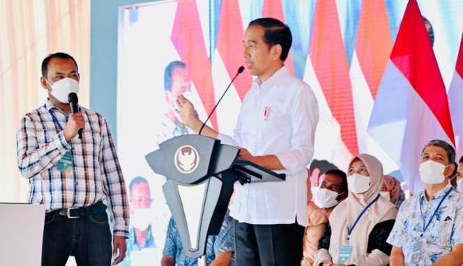 
					Ket foto: Presiden Joko Widodo berdialog dengan para penerima Kredit Usaha Rakyat (KUR) dari Bank Syariah Indonesia (BSI) pada Jumat, 10 Februari 2023 di halaman Stadion PT Pupuk Iskandar Muda (PIM), Kabupaten Aceh Utara. Foto: BPMI Setpres/Laily Rachev.