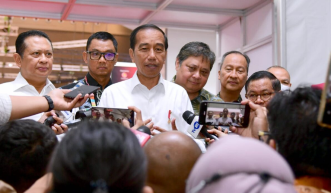 
					Ket foto: Presiden Joko Widodo menyampaikan keterangannya kepada awak media usai membuka pameran otomotif Indonesia International Motor Show (IIMS) 2023 di JIExpo Kemayoran, Jakarta, pada Kamis, 16 Februari 2023. Foto: BPMI Setpres/Muchlis Jr.