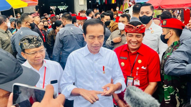 
					Ket foto: Presiden Joko Widodo memberikan keterangannya kepada awak media usai mengunjungi Pasar Baturiti, Kabupaten Tabanan, Provinsi Bali, pada Kamis, 2 Februari 2023. Foto: BPMI Setpres/Laily Rachev.