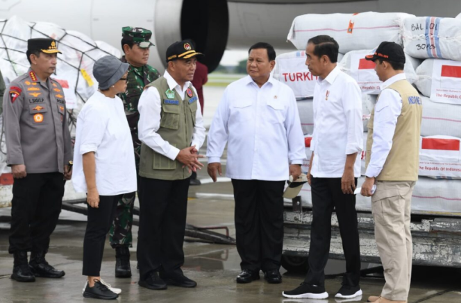 
					Ket foto: Presiden Joko Widodo melepas bantuan kemanusiaan yang dikirimkan oleh pemerintah Indonesia untuk korban bencana gempa di Turki dan Suriah dari Pangkalan TNI AU Halim Perdanakusuma, Jakarta, pada Selasa, 21 Februari 2023. Foto: BPMI Setpres/Kris.