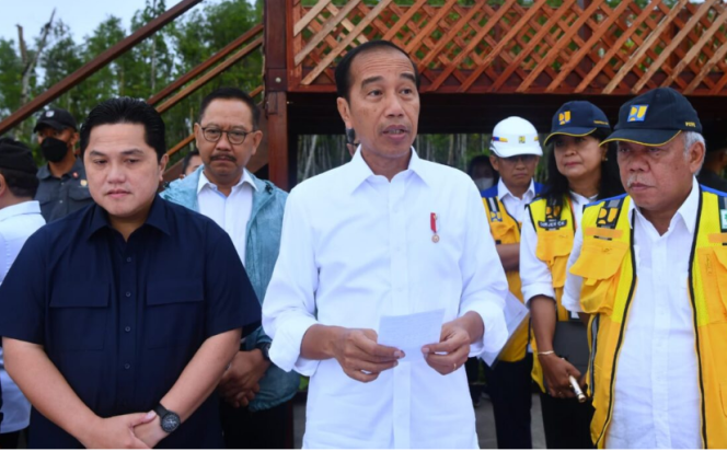 
					Ket foto: Presiden Joko Widodo memberikan keterangannya saat meninjau Kawasan 1B, Ibu Kota Nusantara, Kabupaten Penajam Paser Utara, pada Jumat, 24 Februari 2023. Foto: BPMI Setpres/Rusman.