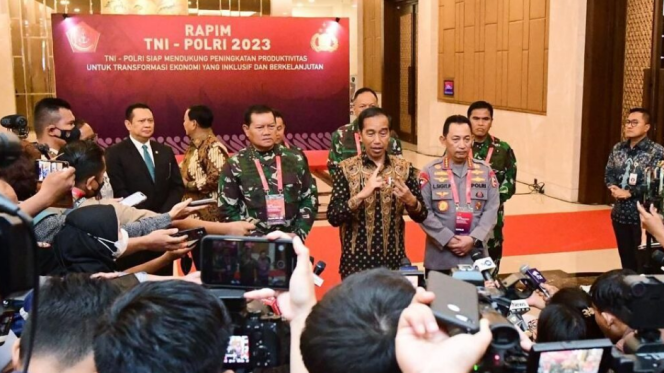 
					Ket foto: Presiden Joko Widodo menyampaikan keterangannya usai memberikan arahan dalam Rapat Pimpinan (Rapim) TNI dan Polri Tahun 2023 di The Sultan Hotel, Jakarta, pada Rabu, 8 Februari 2023. Foto: BPMI Setpres/Lukas.