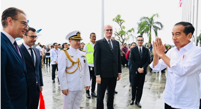
					Ket foto: Presiden Joko Widodo menyapa duta besar serta perwakilan negara Turki dan Suriah usai pelepasan bantuan kemanusiaan untuk korban bencana gempa yang digelar di Pangkalan TNI AU Halim Perdanakusuma, Jakarta, pada Selasa, 21 Februari 2023. Foto: BPMI Setpres/Laily Rachev.