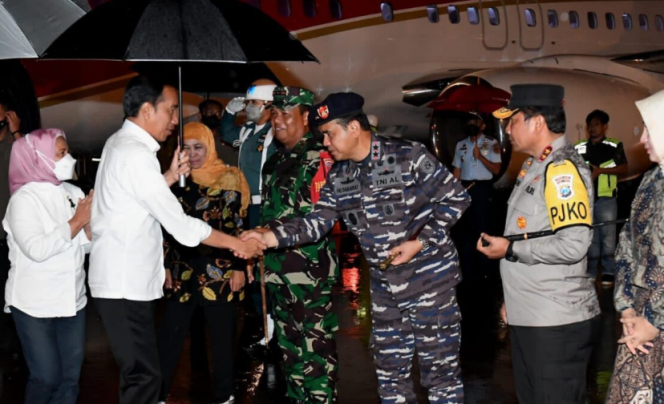
					Ket foto: Presiden Joko Widodo dan Ibu Iriana Joko Widodo tiba di Bandar Udara Internasional Juanda, Kabupaten Sidoarjo, Provinsi Jawa Timur, pada Senin sore, 6 Februari 2023, sekitar pukul 18.00 WIB. Foto: BPMI Setpres/Kris.