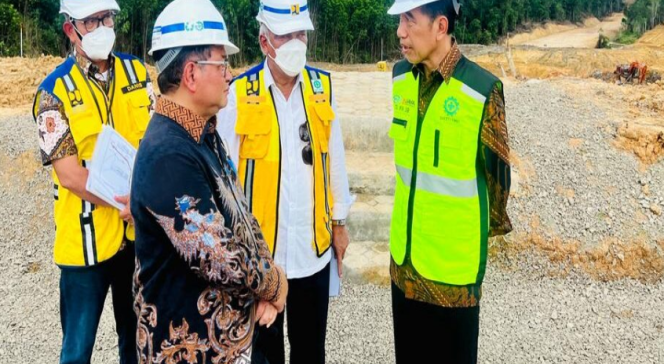 
					Ket foto: Presiden Joko Widodo meninjau Proyek Jalan Tol Ibu Kota Nusantara (IKN), Segmen 3B, Ruas KKT Kariangau – Sp. Tempadung, Kota Balikpapan pada Rabu, 22 Februari 2023. Foto: BPMI Setpres/Laily Rachev.
