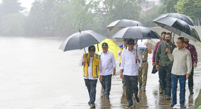 
					Ket foto: Presiden Joko Widodo meninjau langsung proyek normalisasi Kali Ciliwung yang ada di Jalan Inspeksi Ciliwung, Kecamatan Pancoran, Jakarta Selatan, pada Selasa, 21 Februari 2023. Foto: BPMI Setpres/Muchlis Jr.