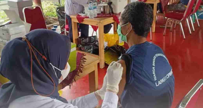 
					Ratusan Warga Binaan Lapas Cipinang Jalani Vaksin Booster