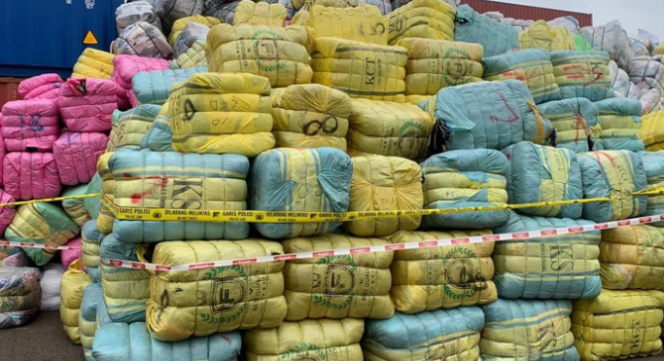 
					Polri Musnahkan Pakaian Bekas Ilegal Senilai Rp 80 M