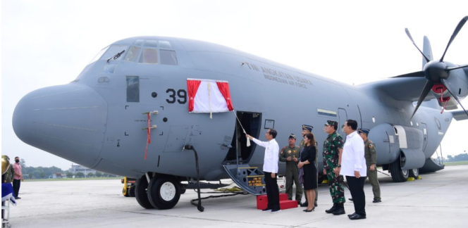
					Ket foto: Presiden Joko Widodo menyaksikan langsung penyerahan pesawat C-130J-30 Super Hercules A-1339 dan C-130H A-1315 oleh Menteri Pertahanan Prabowo Subianto kepada Panglima TNI Laksamana Yudo Margono di Pangkalan TNI AU Halim Perdanakusuma, Jakarta, pada Rabu, 8 Maret 2023. Foto: BPMI Setpres/Lukas.