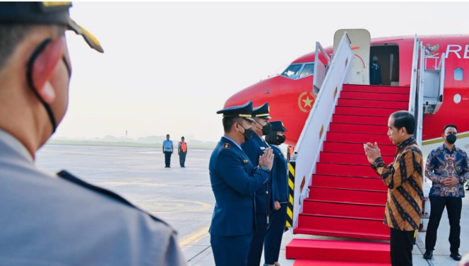 
					Ket foto: Presiden Joko Widodo berangkat menuju Singapura dari Pangkalan TNI AU Halim Perdanakusuma, Jakarta, dengan menggunakan Pesawat Kepresidenan Indonesia-1 pada Kamis 16 Maret 2023, pukul 07.00 WIB Foto: BPMI Setpres/Laily Rachev.